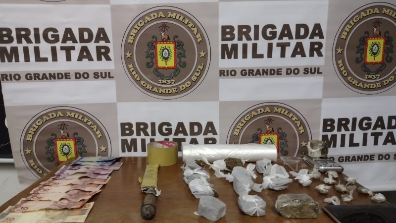 dinheiro, drogas, celulares e balança de precisão