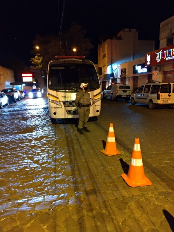 Policial na viatura