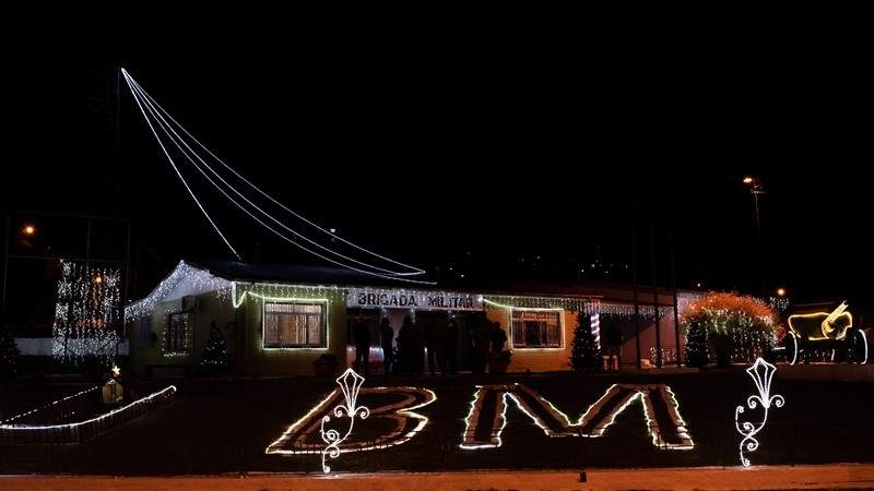 quartel da brigada militar com luzes natalinas