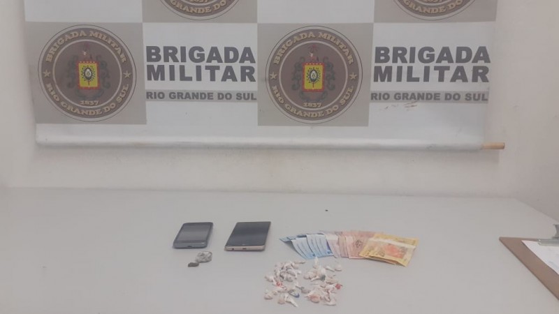 drogas, dinheiro, celulares, banner institucional da brigada militar
