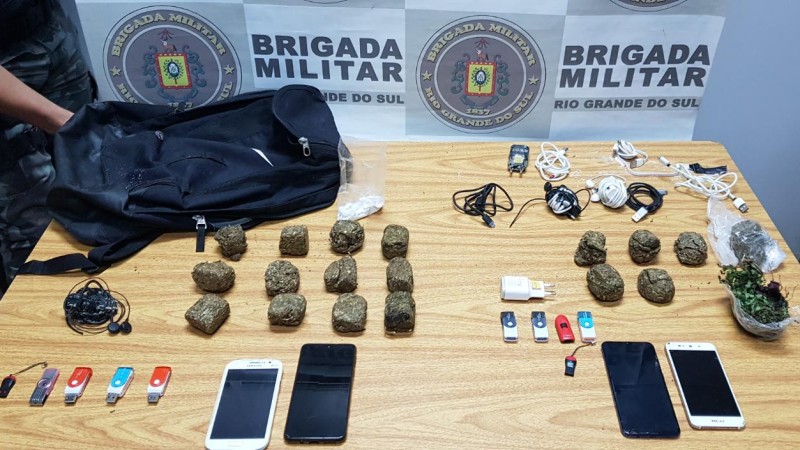 Drogas, Celulares e acess&oacute;rios apreendidos nas proximidades da Penitenci&aacute;ria Modulada Estadual de Montenegro. 