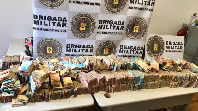 Dinheiro apreendido pela BM em veículo