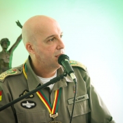 Comandante-Geral da BM, Coronel Mohr em frente ao microfone 