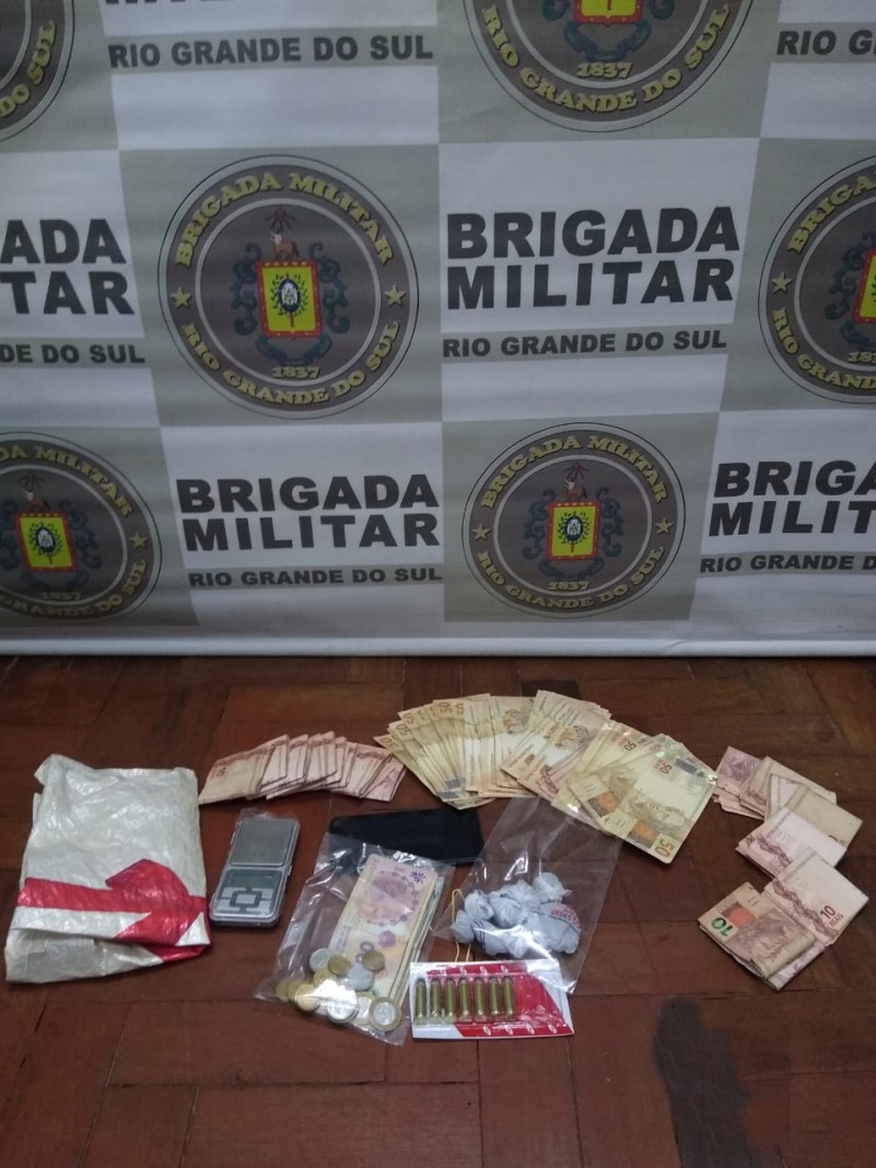 dinheiro, munições, drogas