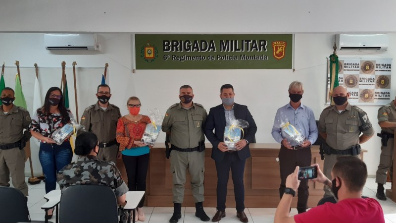 policias com os homenageados