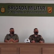 oficiais sentados a mesa