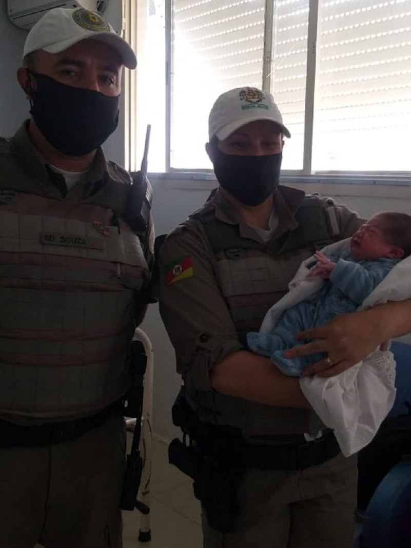 policiais que auxiliaram no parto