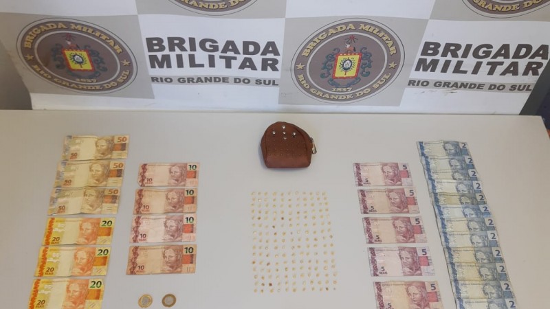 Na foto aparecem dinheiro e drogas.