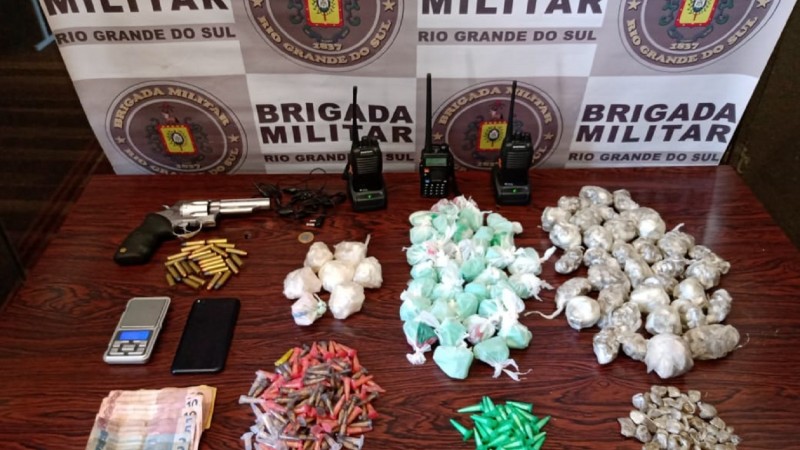 drogas, dinheiro, rádio e balança de precisão