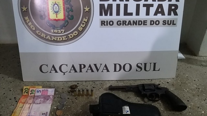 arma, munições e dinheiro