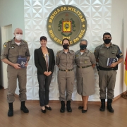 Coronel Mohr recebendo livro da autora Jussara Pelissoli ao lado da Cel Cristine Rasbold, Ten-Cel Najara e Soldado Fabrício