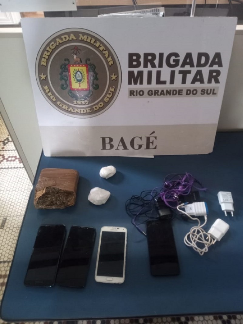 celulares, carregadores e droga