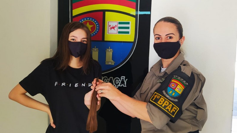 ana julia entregando suas mechas a PM