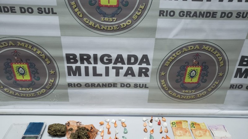 drogas, dinheiro, balan&ccedil;a de precis&atilde;o, banner institucional da brigada militar