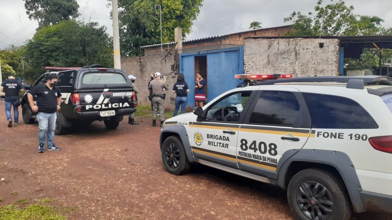 policiais realizando as visitas