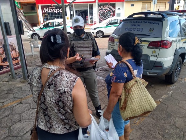 PMs entregando panfletos
