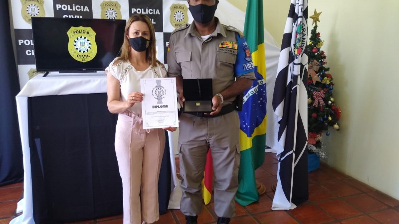 Major Souza recebendo o Diploma da Delegada Din&aacute; Aroldi