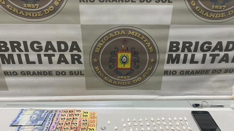 dinheiro, drogas, celular, banner institucional da brigada militar