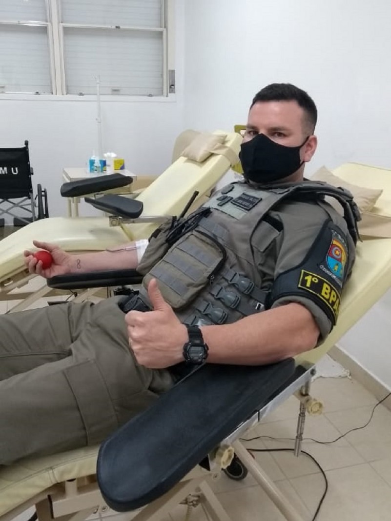 PM fazendo doação de sangue
