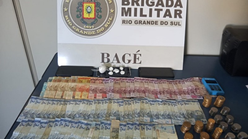 dinheiro, drogas e celulares