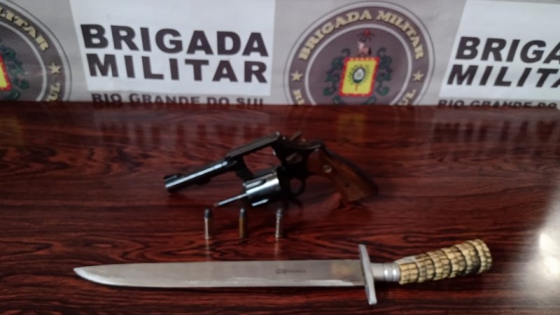 Revólver e faca