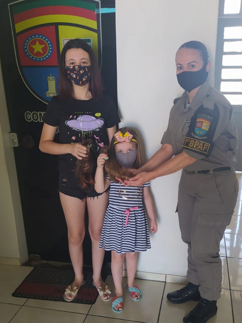 meninas entregando cabelo