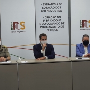 Da esquerda para a direta o Comandante-Geral Coronel Mohr, Governador do Eastado Eduardo Leite e Vice-Governador Ranolfo Vieira Junior, sentados em uma mesa.