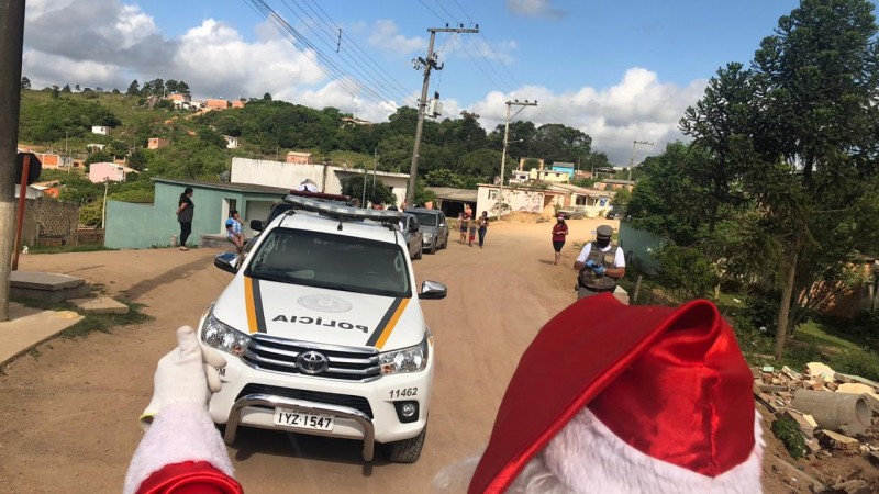 Policiais Militares de Cangu&ccedil;u entregam presentes &agrave;s crian&ccedil;as em situa&ccedil;&atilde;o de vulnerabilidade.