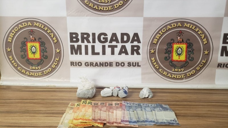 porções de cocaína e dinheiro