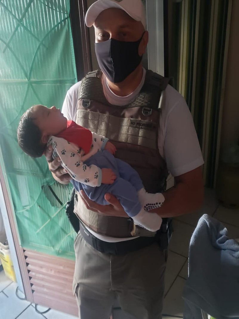 PM visita bebê após salvamento
