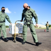 Carregamento de vacinas que serão distribuídas no interior do Rio Grande do Sul pelo Batalhão de Aviação da Brigada Militar