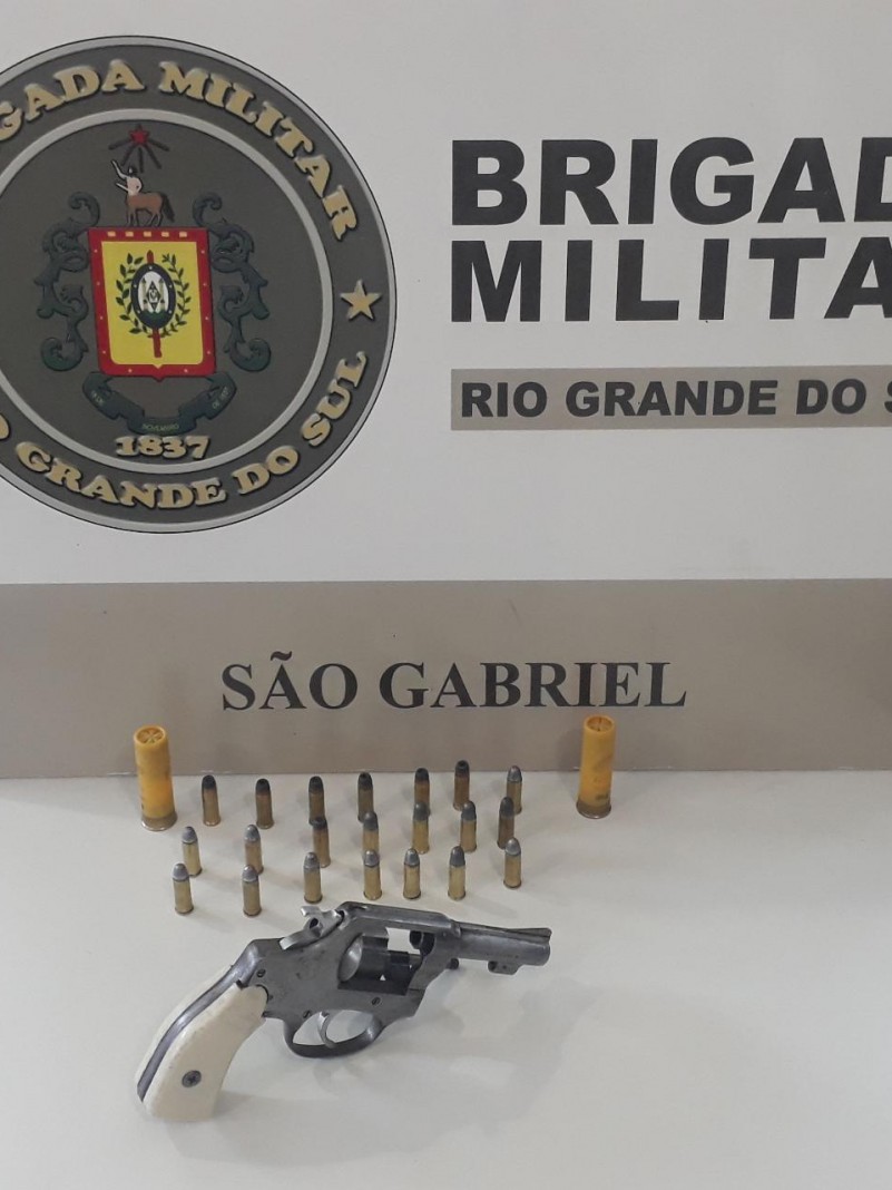 revolver e munições apreendidos