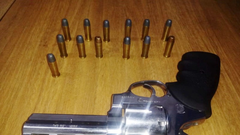 Brigada Militar de S&atilde;o Leopoldo prende homem e apreende adolescente