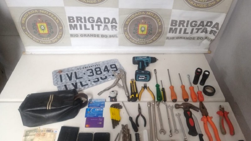 Materiais apreendidos dentro do veículo
