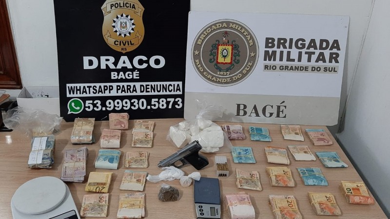 dinheiro, arma, drogas e balan&ccedil;a