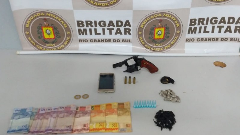BM apreende adolescente por porte ilegal de arma de fogo, receptação de veículo e tráfico de entorpecentes em Viamão