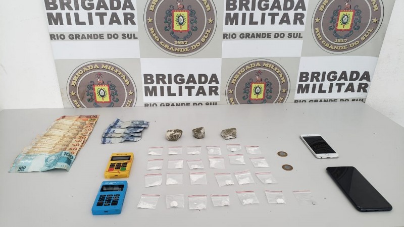 Na imagem aparecem dinheiro, celulares, drogas e m&aacute;quina de cart&atilde;o