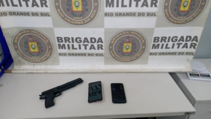 BM prende dupla após roubo a pedestre
