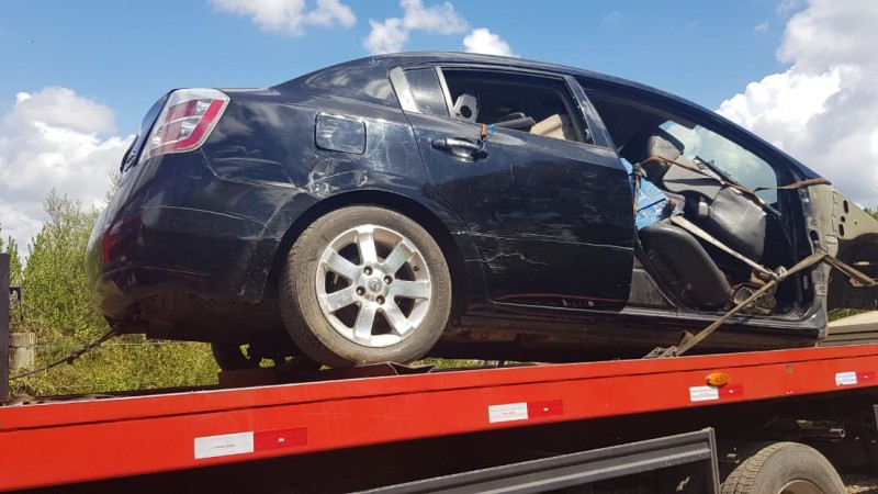 Na foto aparece um ve&iacute;culo de cor preta
