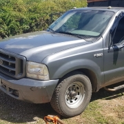 Na imagem aparecem um veículo Ford 350