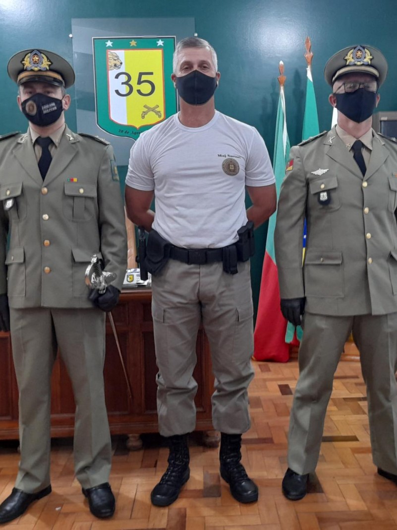 Oficiais apresentados no 35&ordm; BPM, juntamente com o Comandante do Batalh&atilde;o, Major Sartori