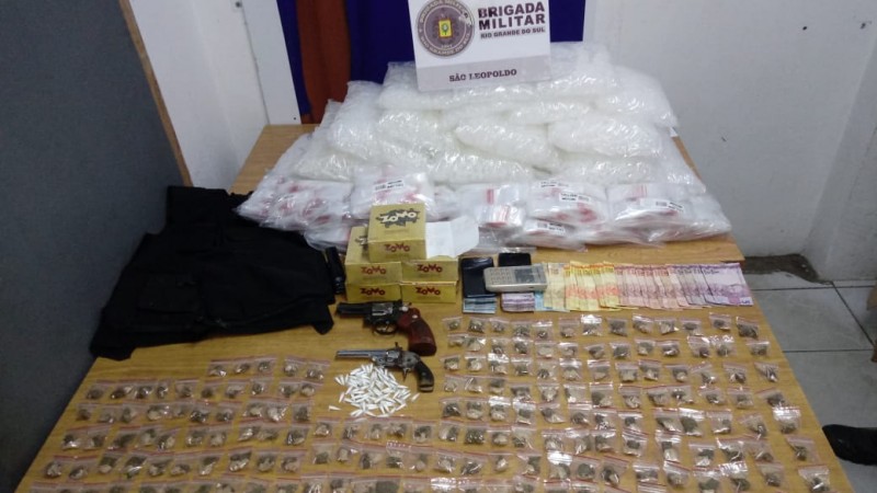 ROCAM do 25&ordm; BPM prende dupla com armas e drogas