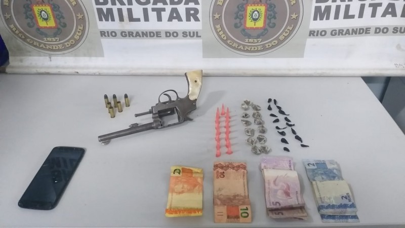 Após confronto, BM prende por porte ilegal de arma de fogo e tráfico de drogas em Viamão