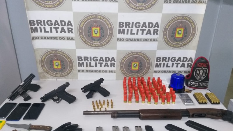 BM prende dupla e apreende adolescente com armas, drogas e veículo roubado