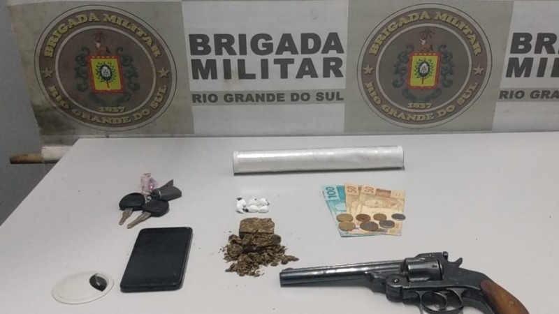 BM prende dupla e apreende adolescente com armas e drogas em Viamão