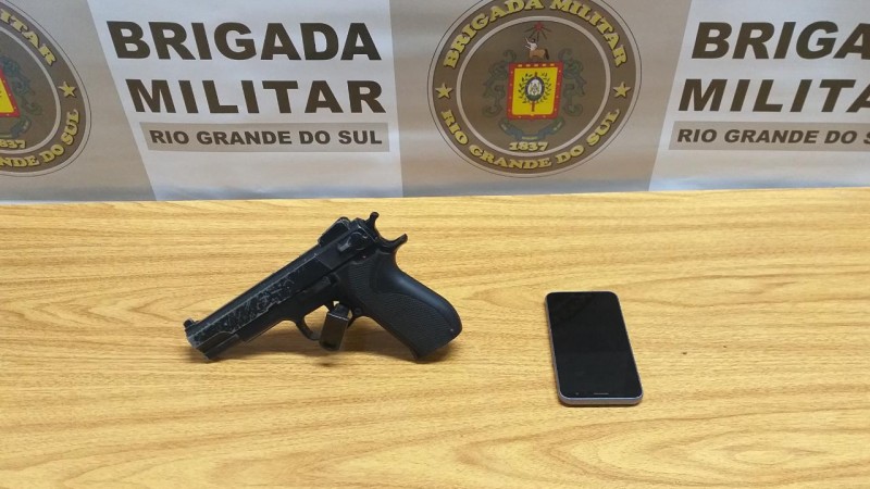 Prisão por roubo a pedestre com a apreensão de um simulacro