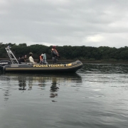 policiais no barco