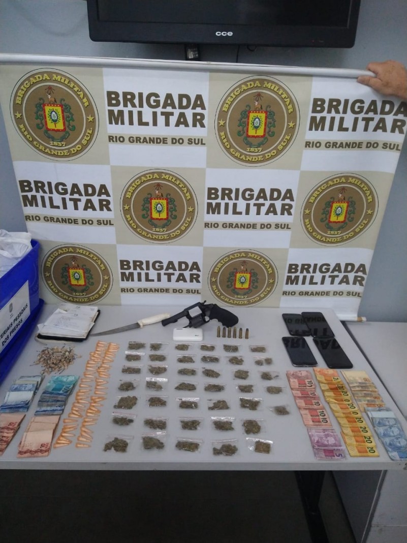 18&ordm;BPM prende trio por tr&aacute;fico de drogas e porte ilegal de arma de fogo