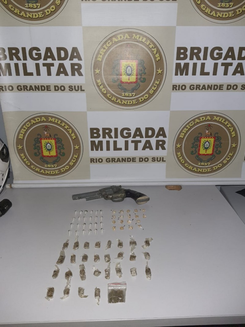 BM prende suspeito de roubo a estabelecimento comercial com ve&iacute;culo com placas descaracterizadas e drogas em Viam&atilde;o