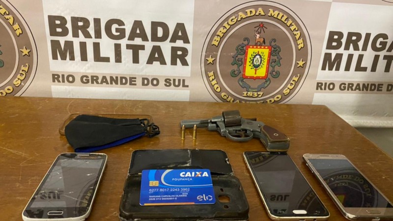celulares e arma apreendida